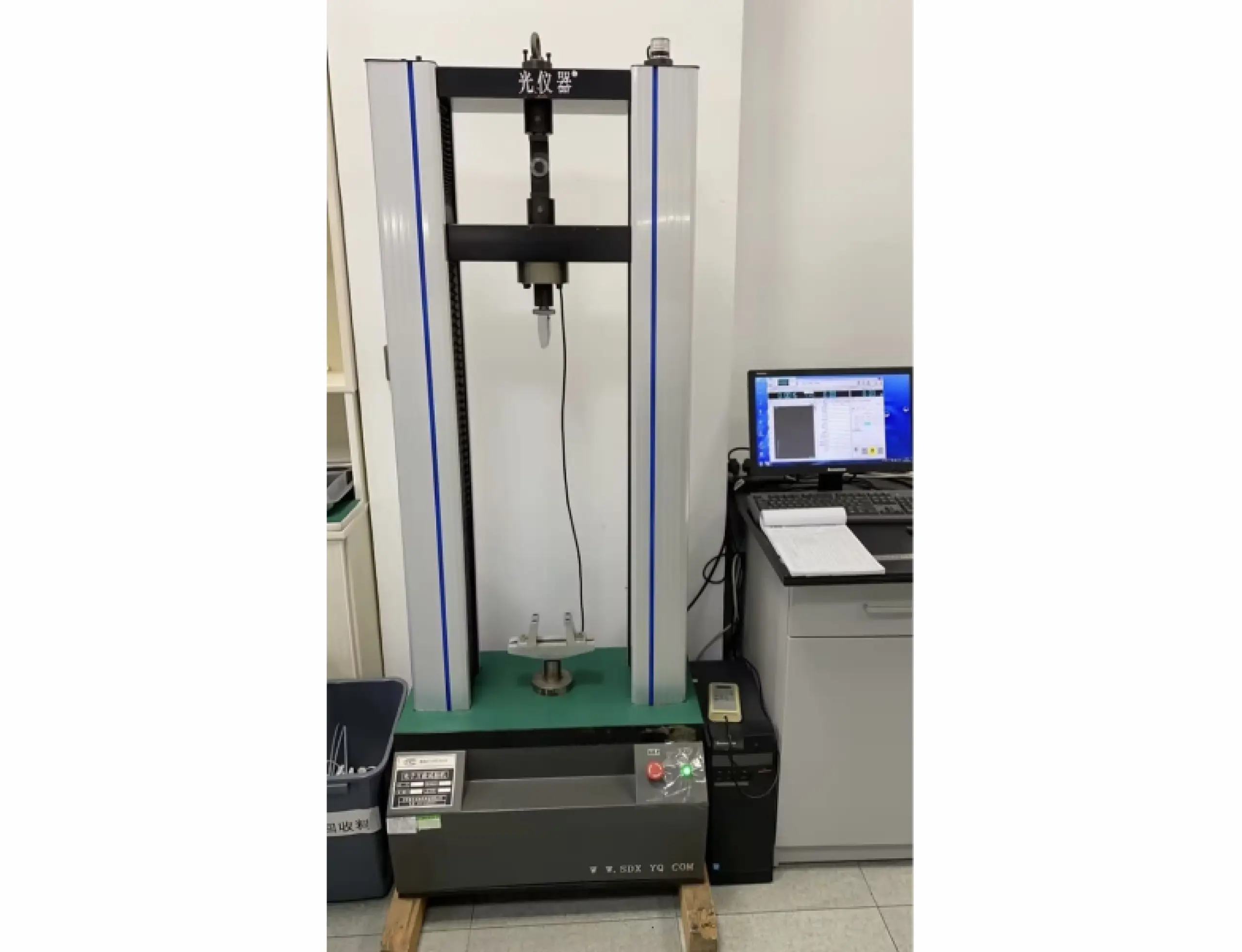 Electronic Universal Testing Machine